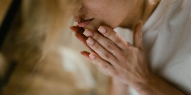 Napoli, uccide il marito con 40 coltellate: “Era violento”